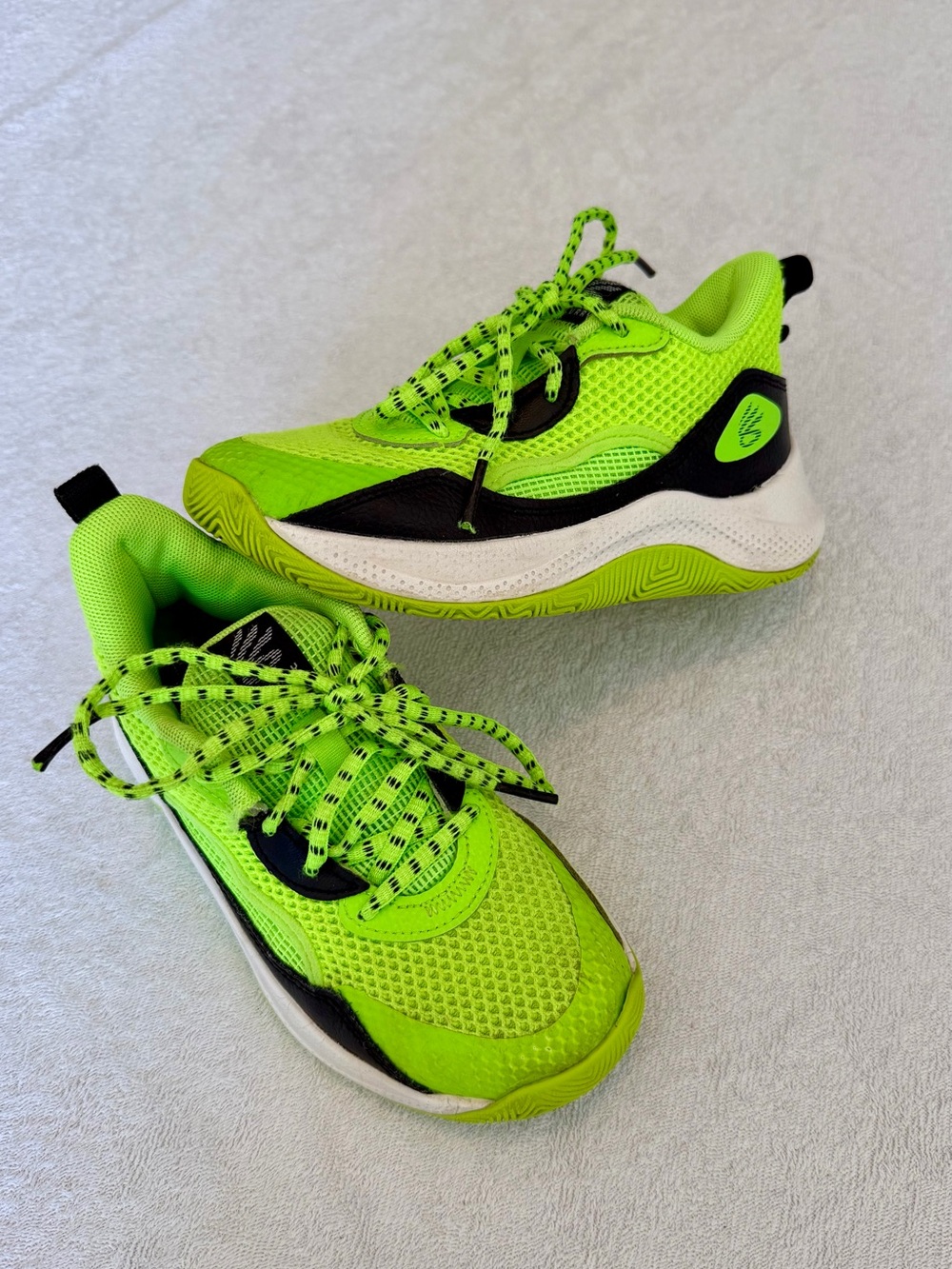 Steph Curry Under Armour Neon Green and Black Kids Basketball Sneakers size 13